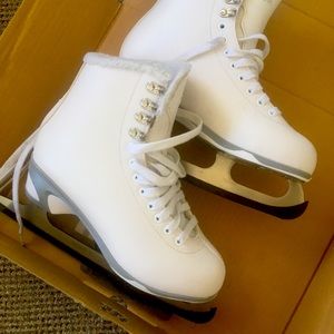 Cameo by Jackson ladie’s figure skates